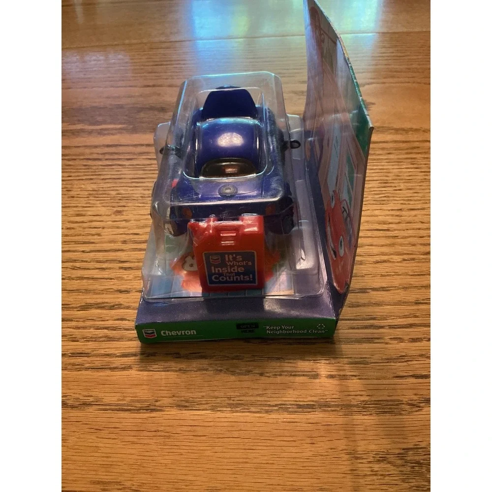 Chevron Cars Pax Power Purple Metallic Toy Car 2001 New in Box Gas Can Accessory